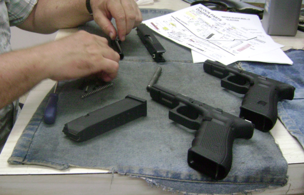 CLASE PRÁCTICA DE DESARME DE ARMAS CORTAS - CURSO DE MECANICO ARMERO NIVEL I